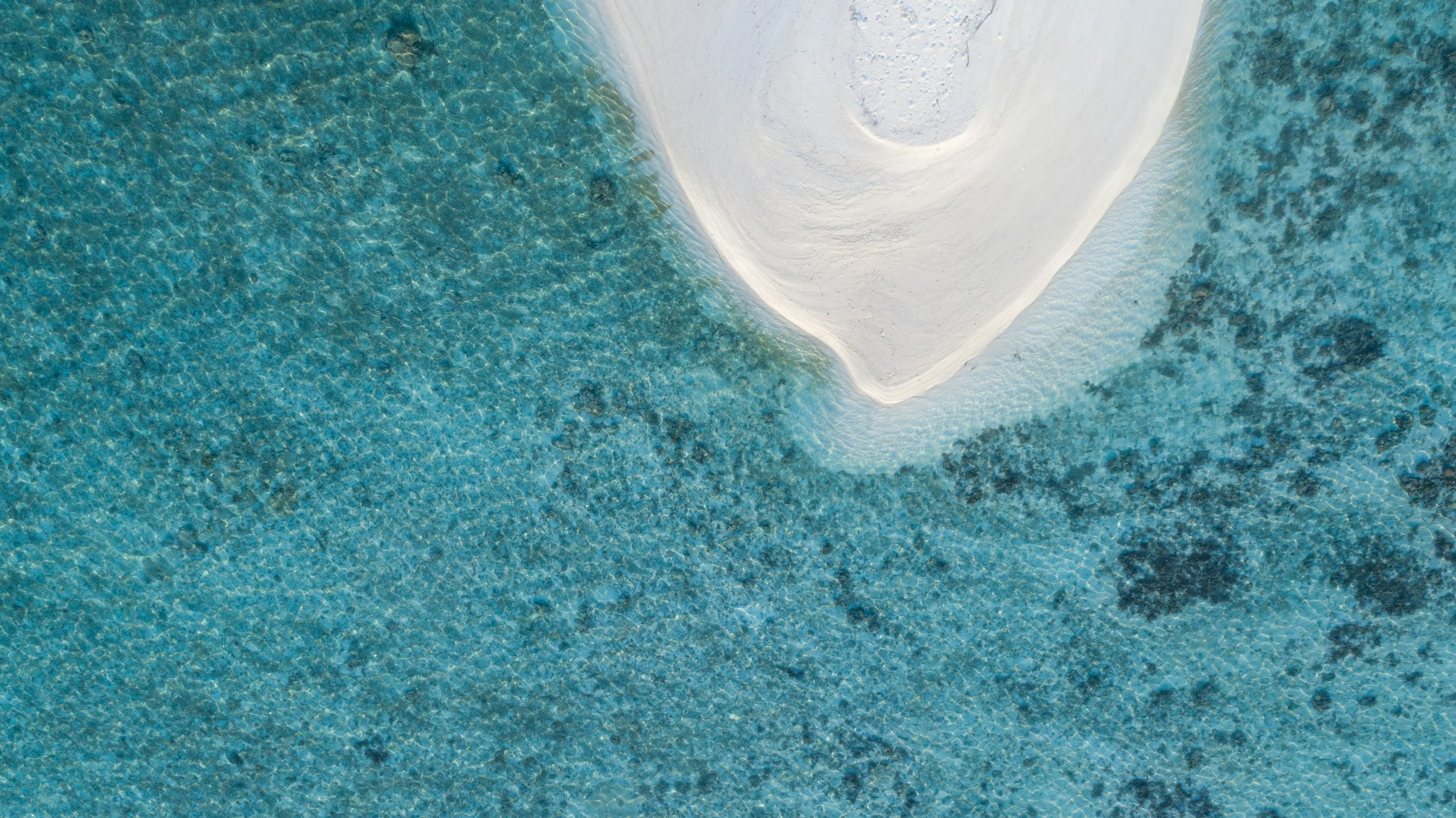 Crystal clear turquoise lagoon in the Maldives